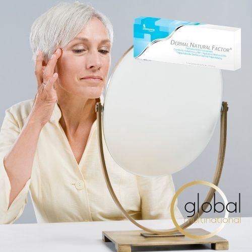 Mujer mirándose las arrugas de la cara e un espejo.