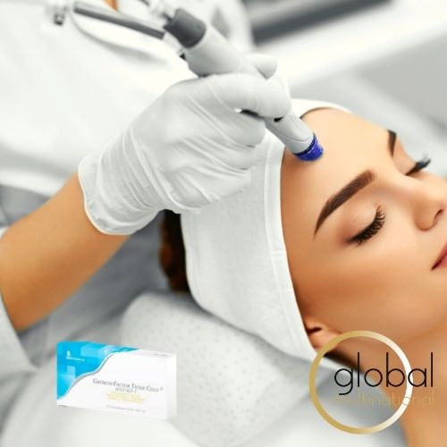 Mujer recibiendo tratamiento estético de Mesoterapia facial.