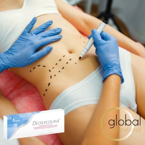 Manos de esteticista con guantes azules y marcador haciendo líneas en el abdomen de  una mujer para poner el tratamiento quemador de grasa abdominal para mujeres.