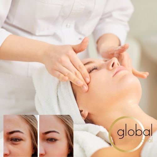 Manos de esteticista realizando tratamiento facial.