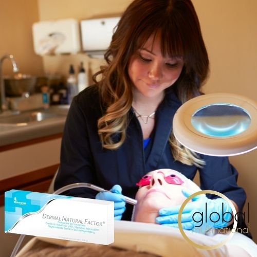 Esteticista aplicando tratamiento hidratante facial con técnica de mesoterapia facial