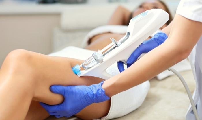 Cuerpo de mujer recibiendo tratamiento de Mesoterapia con Peptonas.